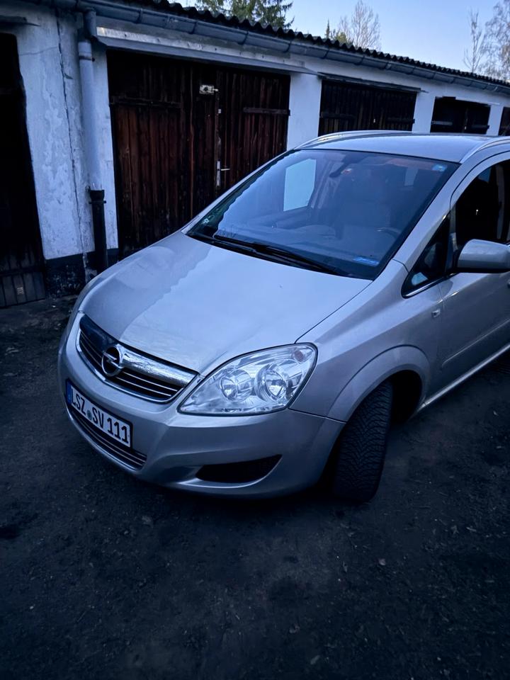 Opel Zafira 2009 — rear view