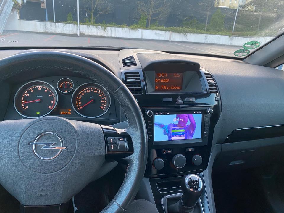 Opel Zafira 2009 — engine