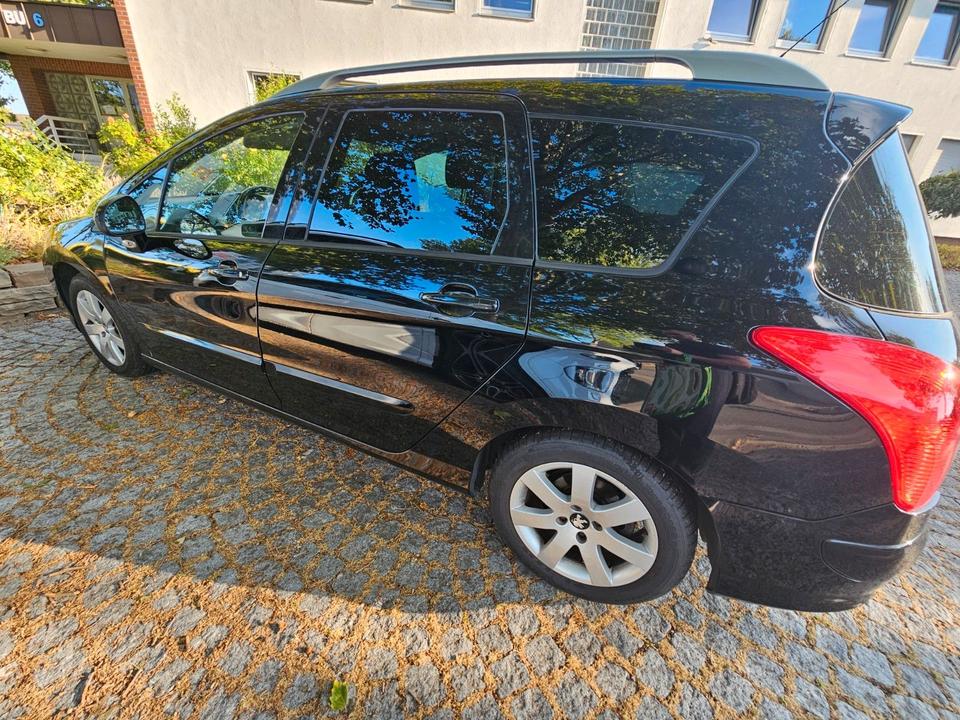 Peugeot 308 2012 — rear view