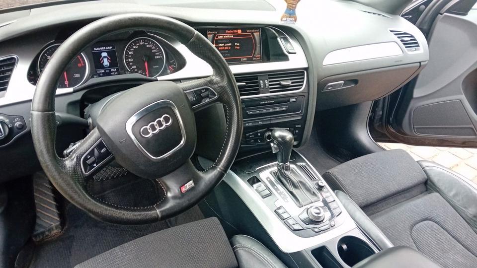 Audi A4 2010 — engine