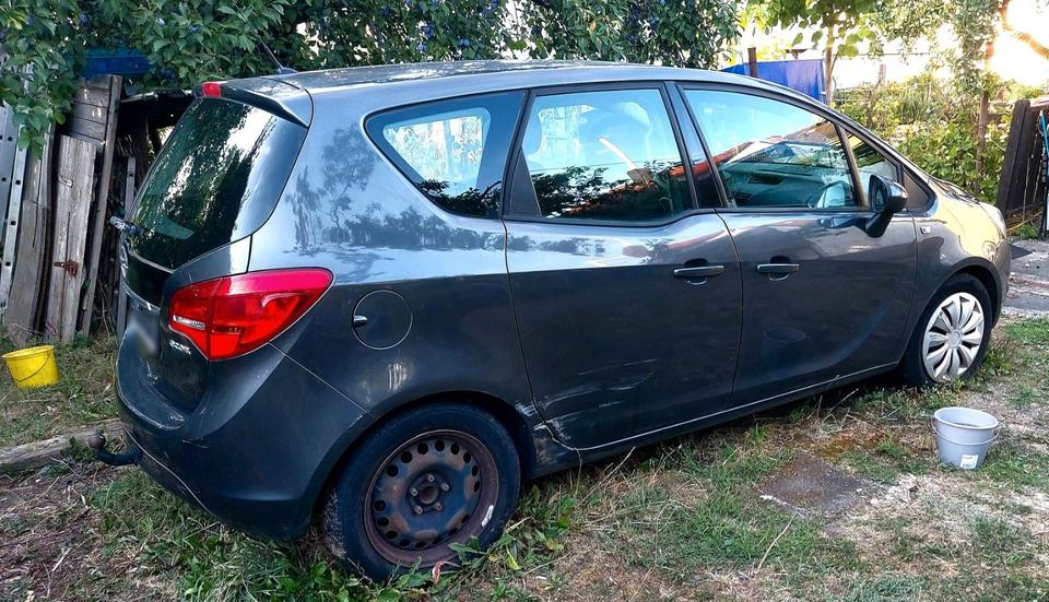 Opel Meriva 2011 — вигляд ззаду