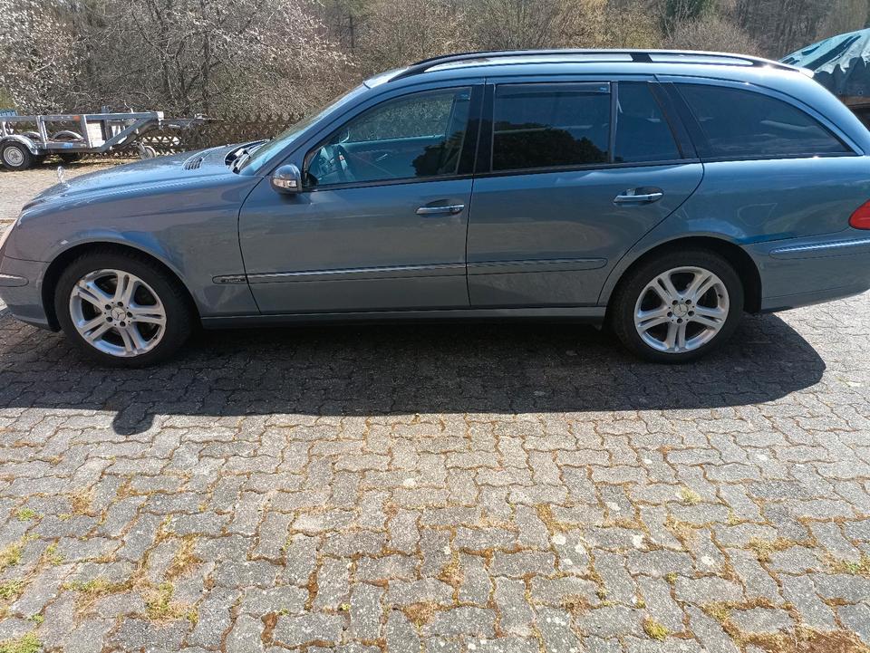 Mercedes Benz E 500 2004 — rear view