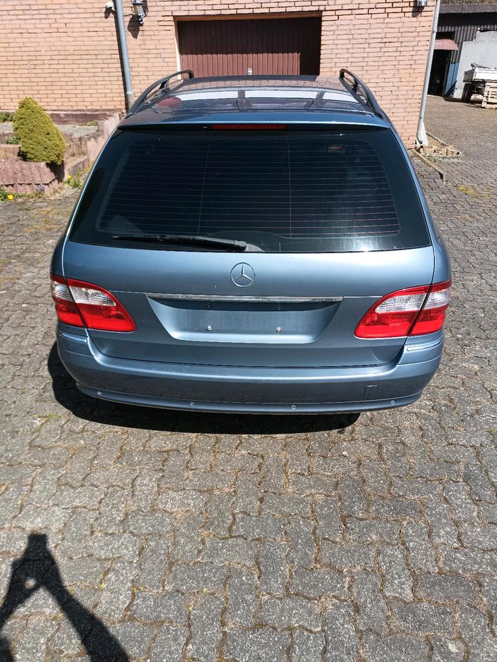 Mercedes Benz E 500 2004 — engine