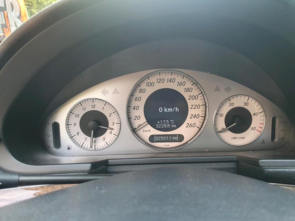 Mercedes Benz E 320 2008 — photo 15