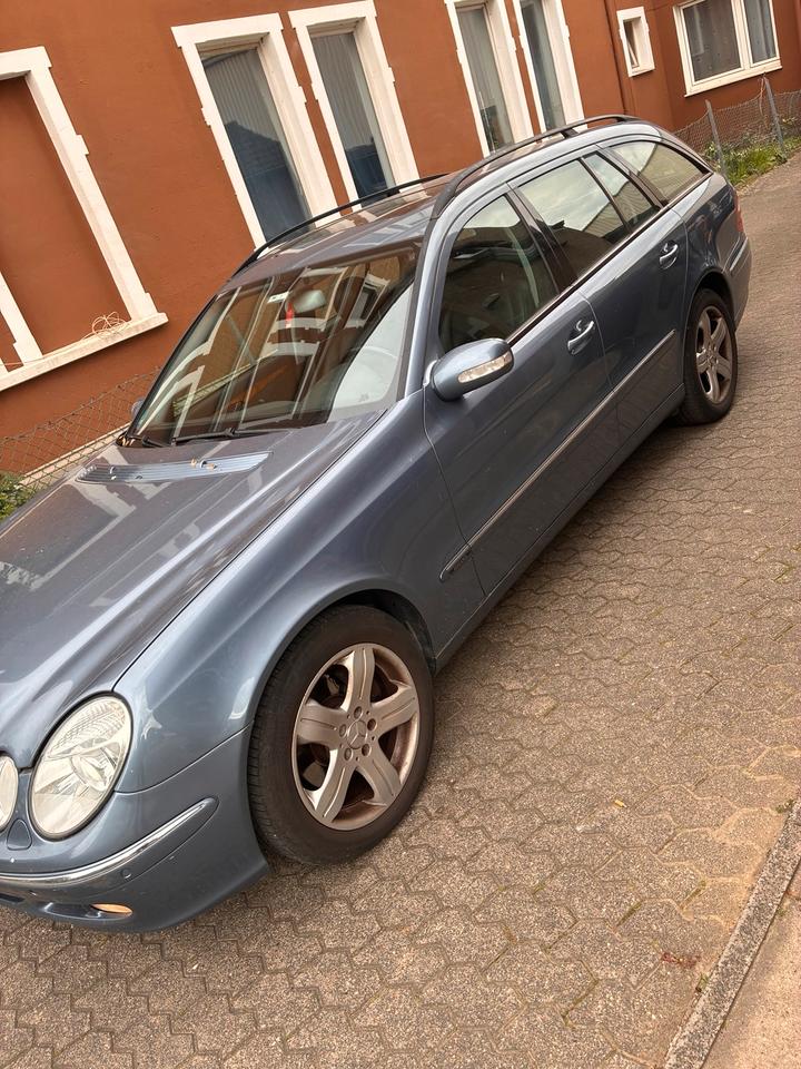Mercedes Benz E 320 2004 — вигляд ззаду