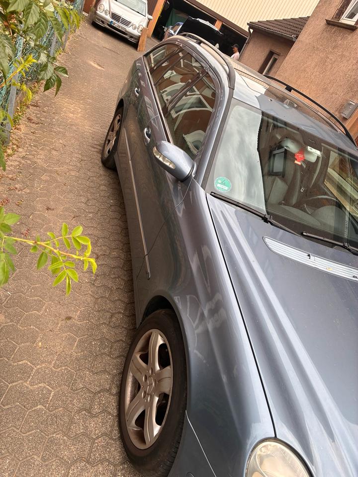 Mercedes Benz E 320 2004 — салон
