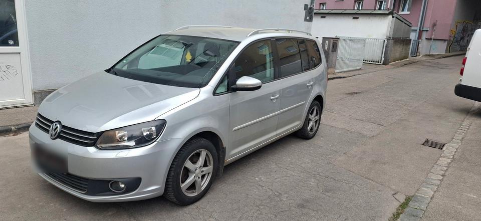 Volkswagen Touran 2010 — вигляд ззаду