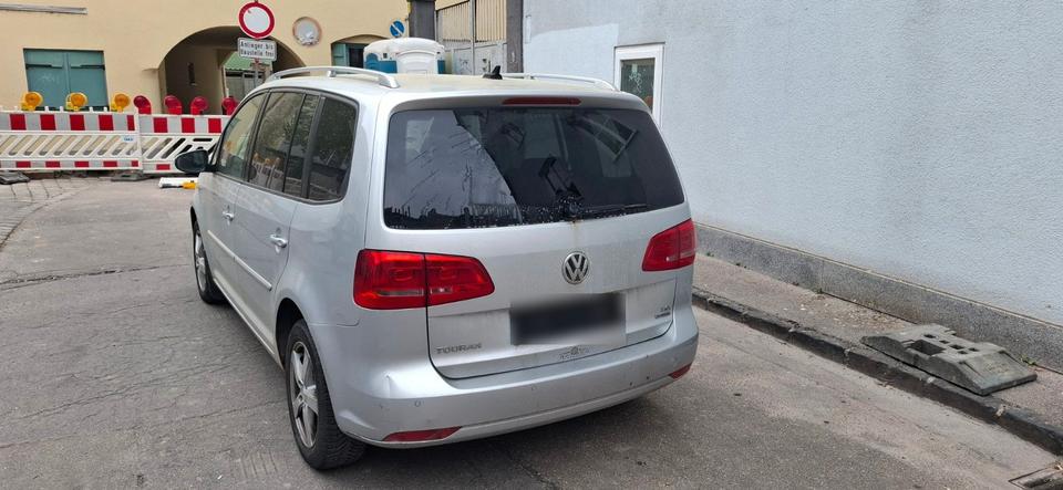 Volkswagen Touran 2010 — салон