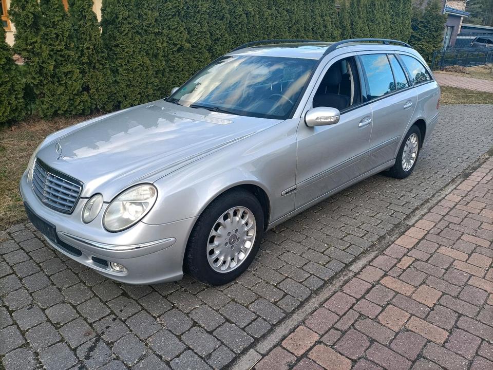 Mercedes Benz E 220 2005 — rear view