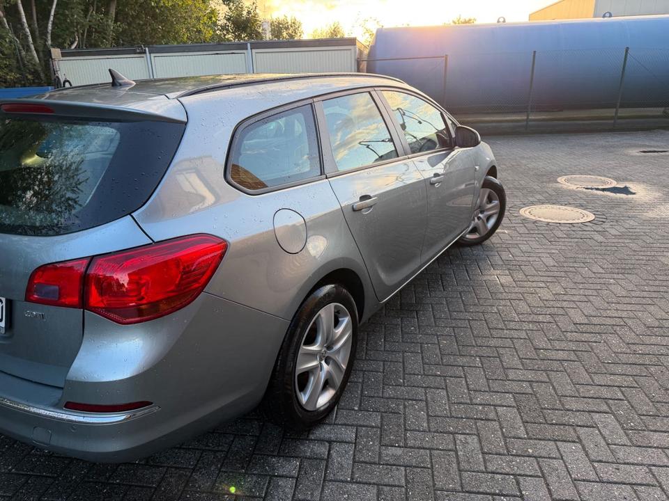 Opel Astra 2012 — rear view