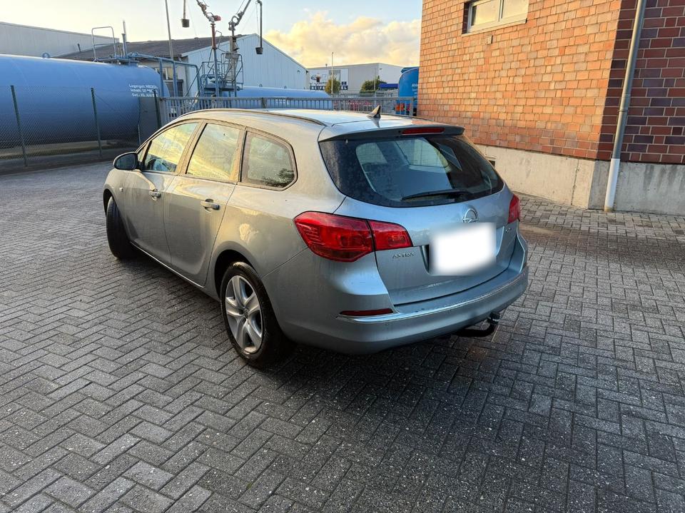 Opel Astra 2012 — interior