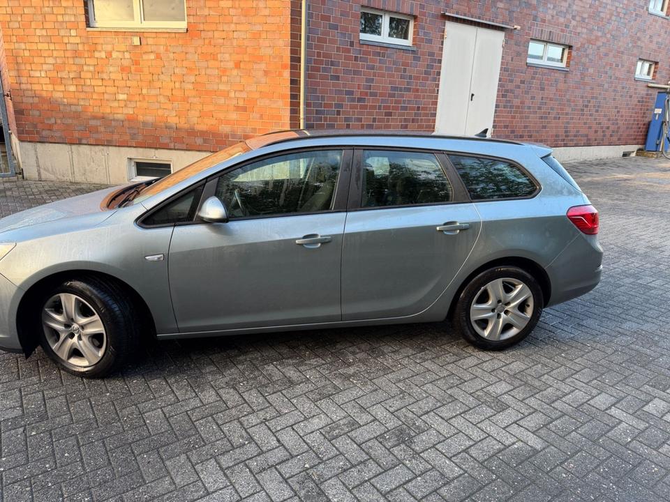 Opel Astra 2012 — engine