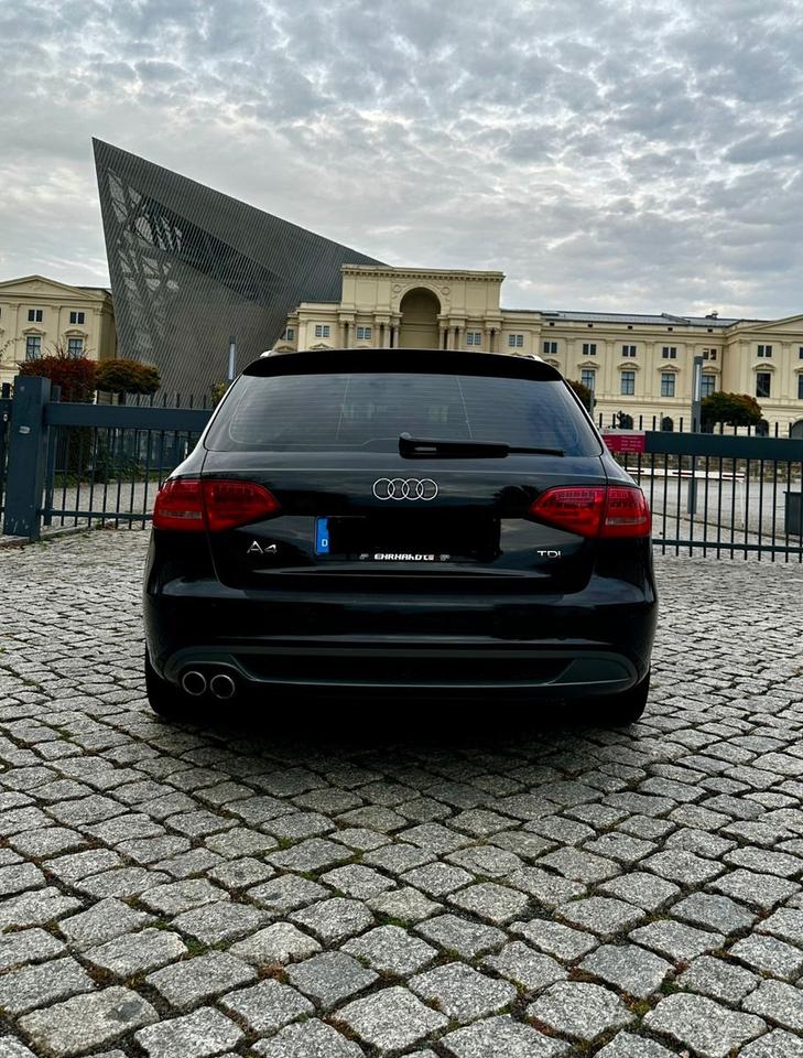 Audi A4 2011 — engine