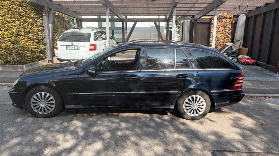 Mercedes Benz C 220 2005 — вигляд ззаду