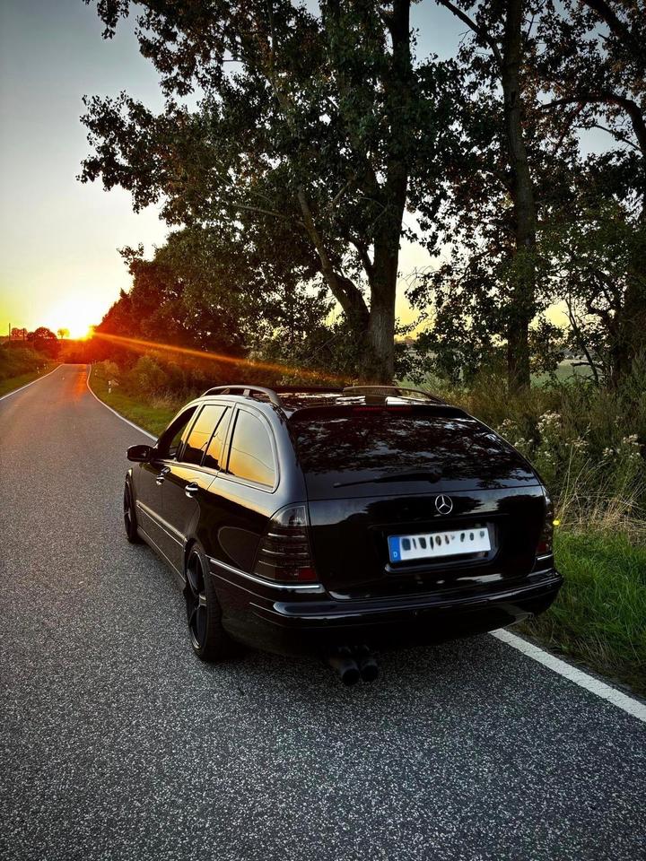 Mercedes Benz C 320 2005 — rear view