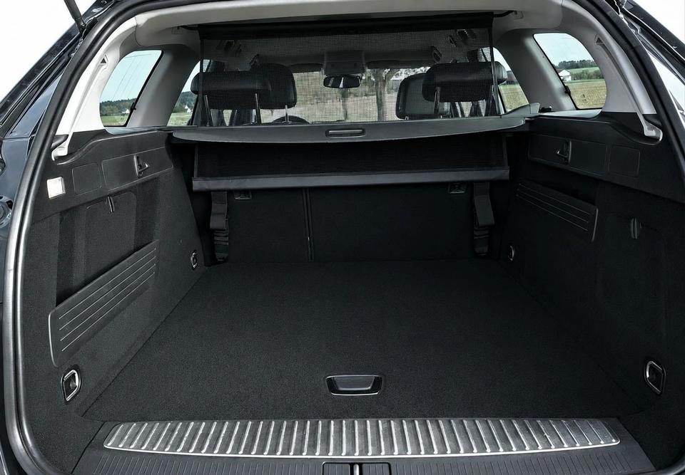 Opel Astra 2015 — interior