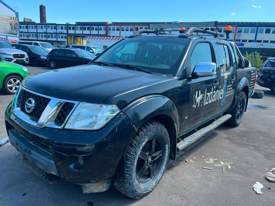 Nissan Navara 2012 — rear view