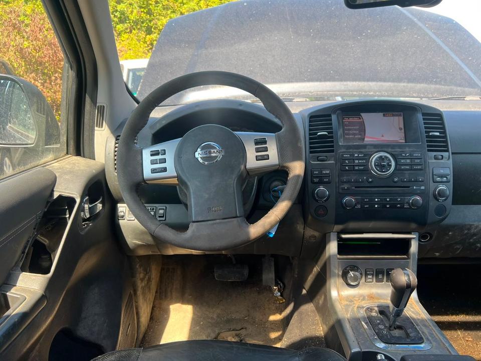 Nissan Navara 2012 — interior