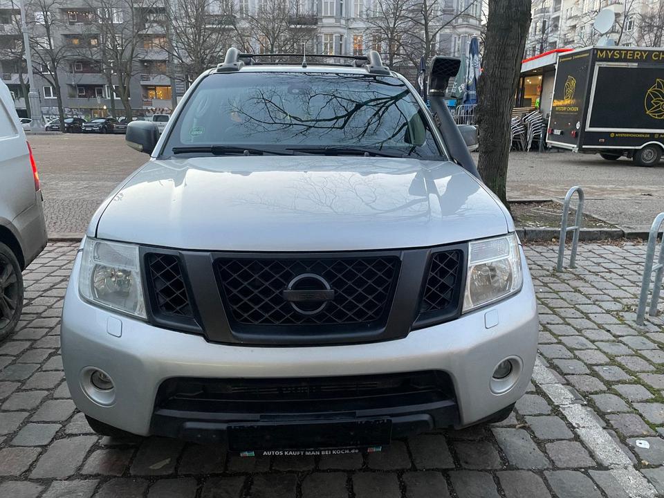 Nissan Navara 2012 — rear view