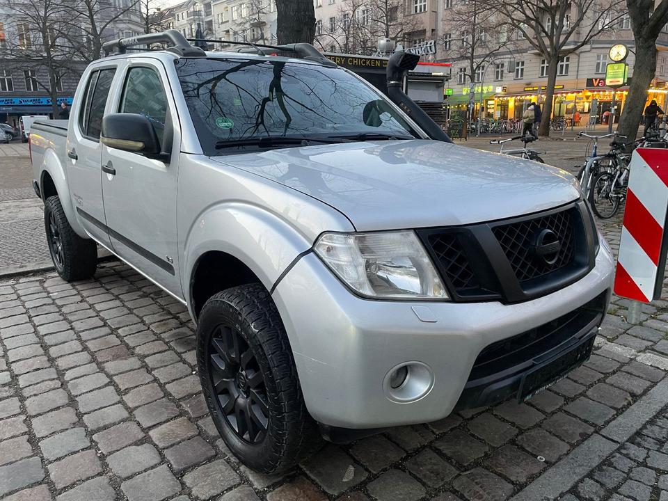 Nissan Navara 2012 — interior