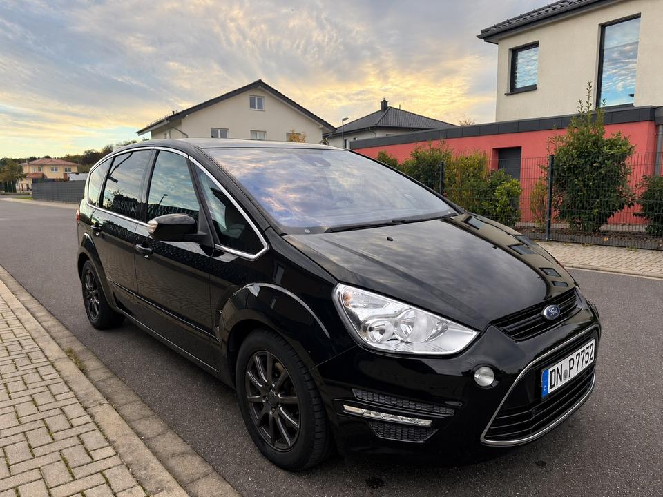 Ford S-Max 2012 — вигляд ззаду