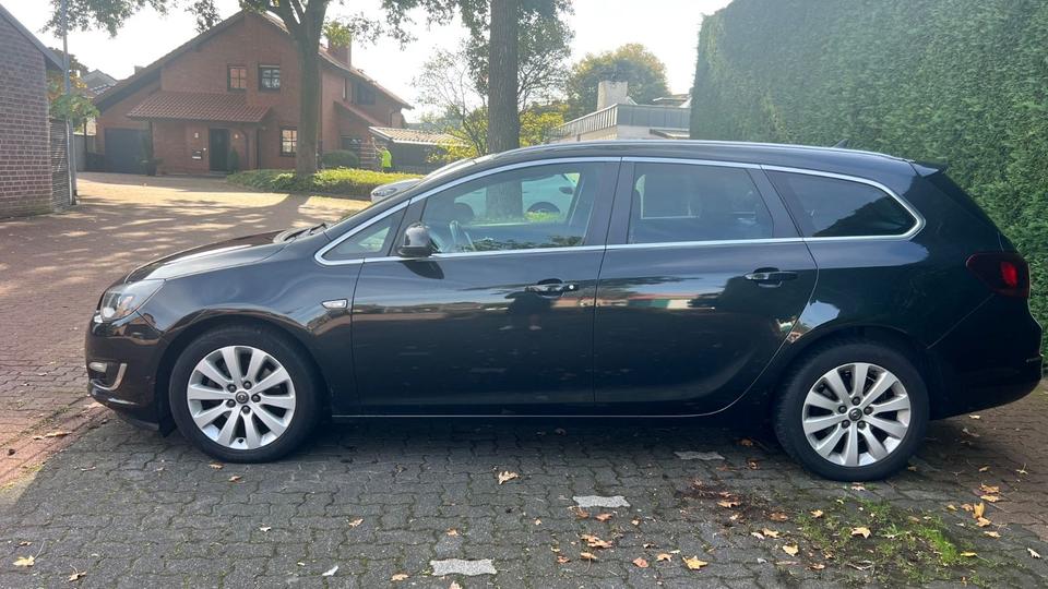 Opel Astra 2013 — rear view
