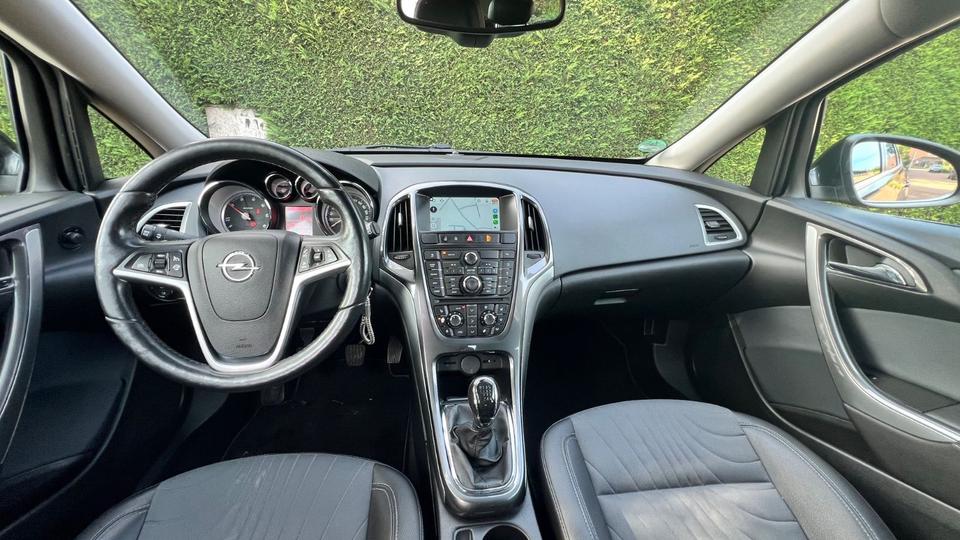 Opel Astra 2013 — photo 9