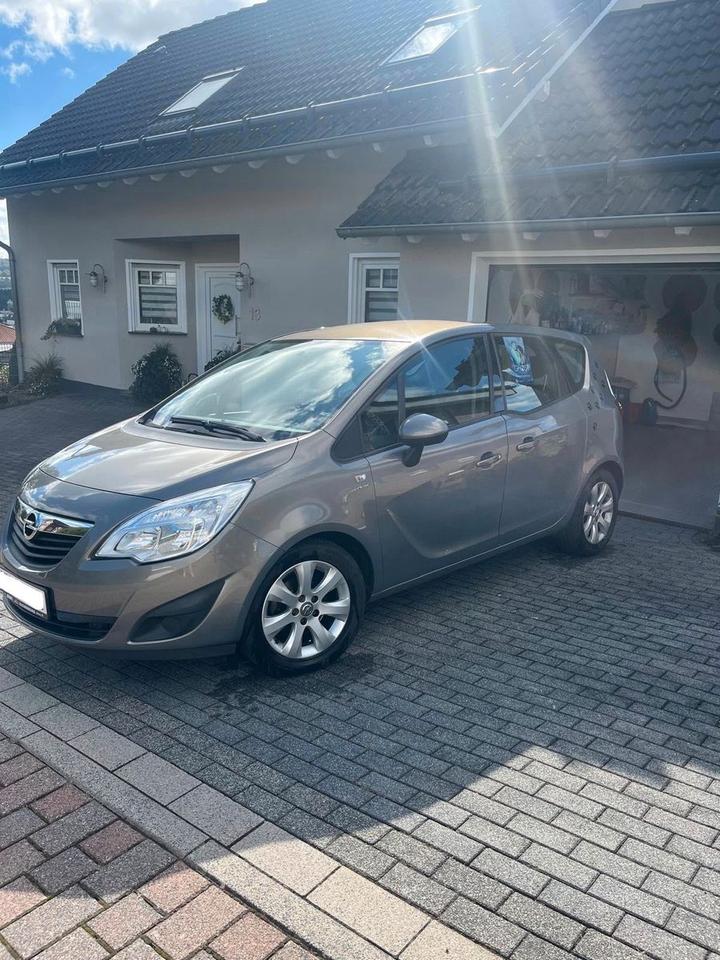 Opel Meriva 2013 — rear view