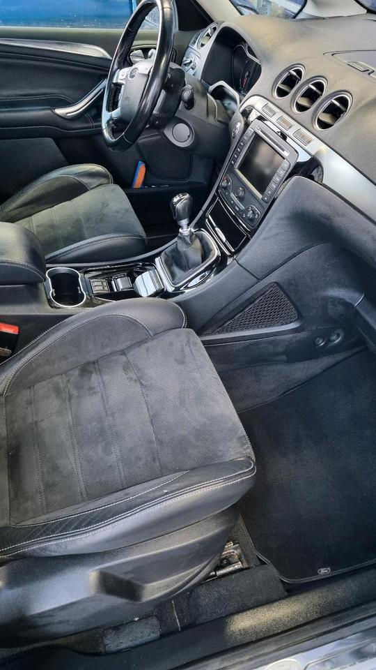 Ford S-Max 2011 — photo 16