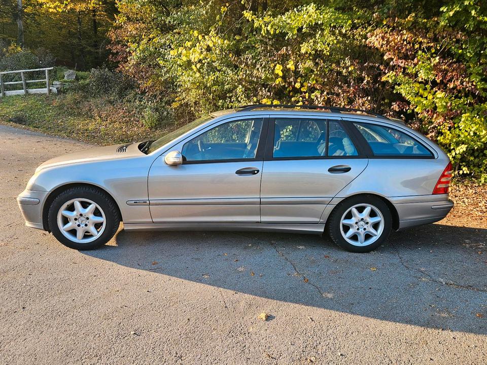Mercedes Benz C 220 2004 — interior