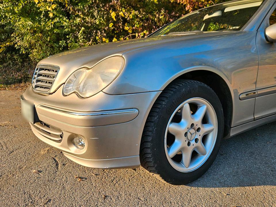 Mercedes Benz C 220 2004 — engine