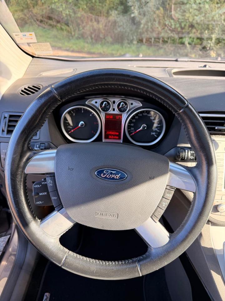 Ford Kuga 2012 — photo 7