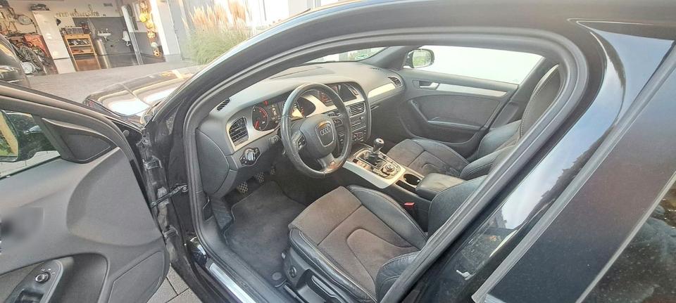 Audi A4 2011 — салон
