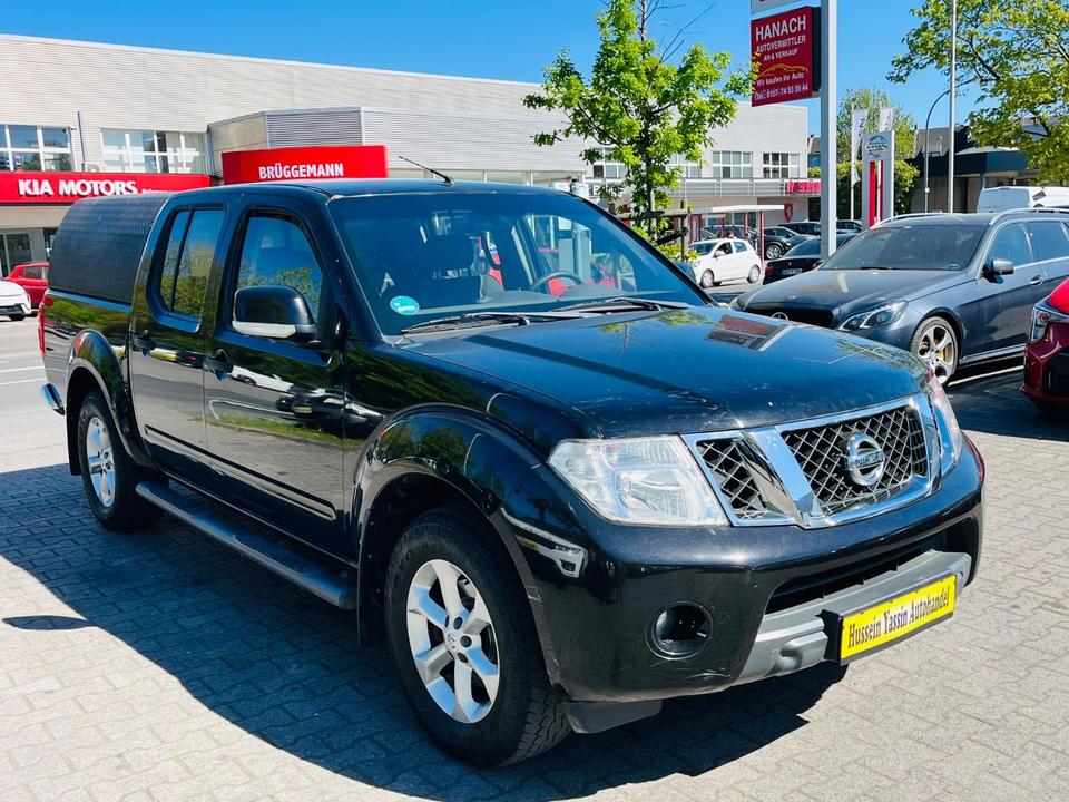 Nissan Navara 2011 — rear view