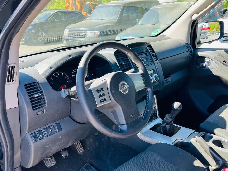 Nissan Navara 2011 — photo 9