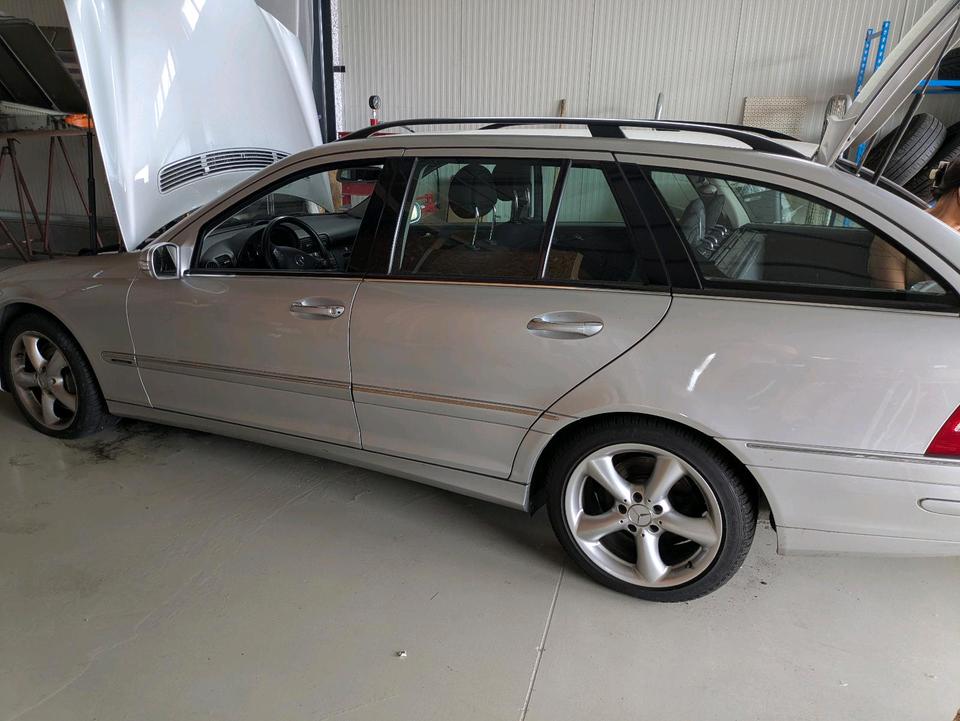 Mercedes Benz C 220 2004 — interior