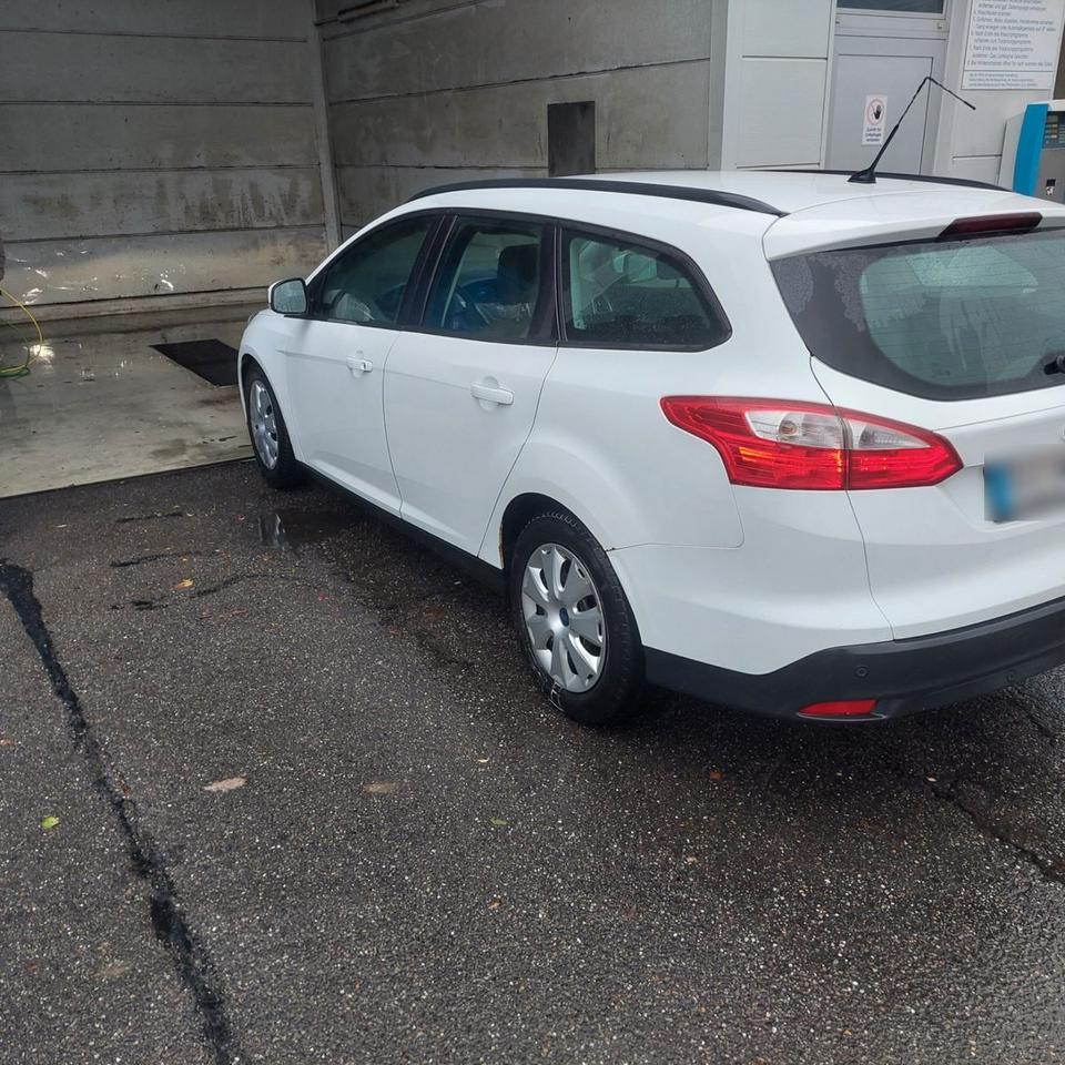 Ford Focus 2012 — interior