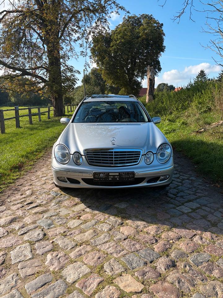 Mercedes Benz E 200 2005 — rear view
