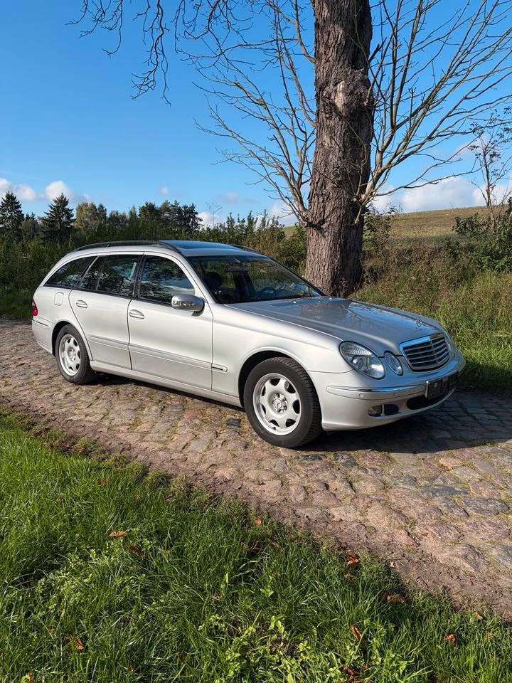 Mercedes Benz E 200 2005 — interior