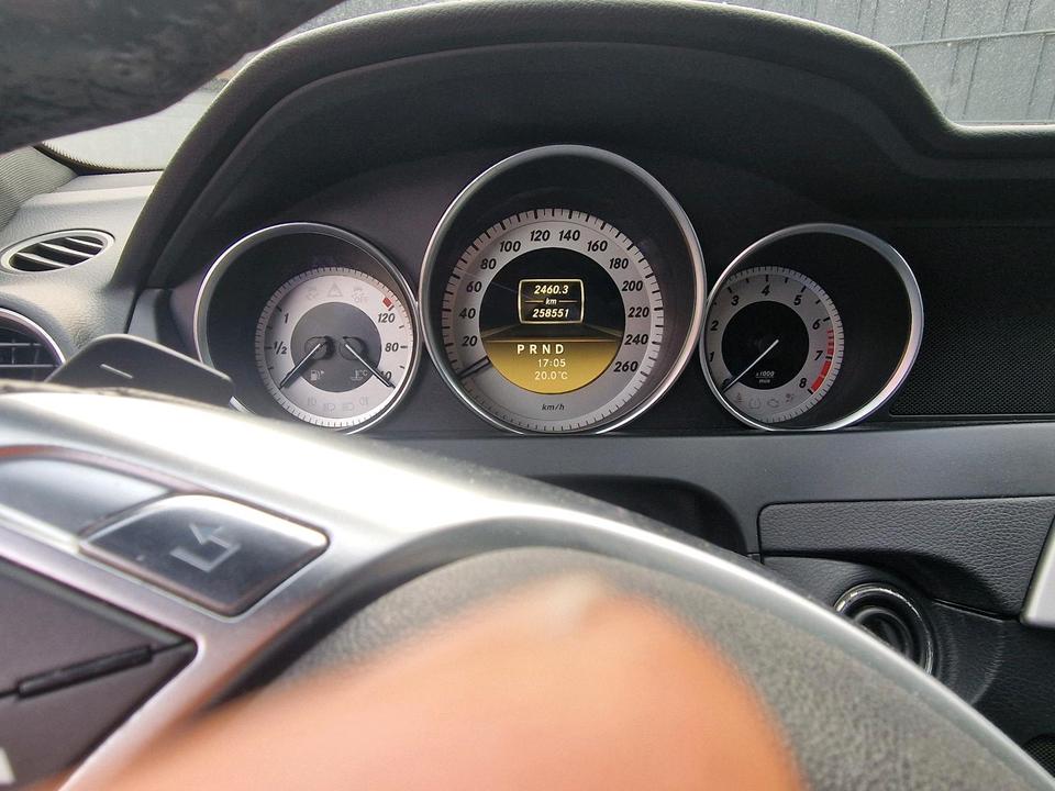 Mercedes Benz C 250 2011 — салон
