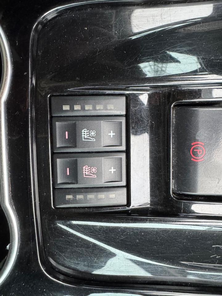 Ford S-Max 2011 — photo 16