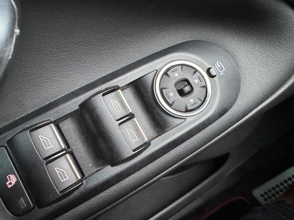 Ford S-Max 2011 — photo 17