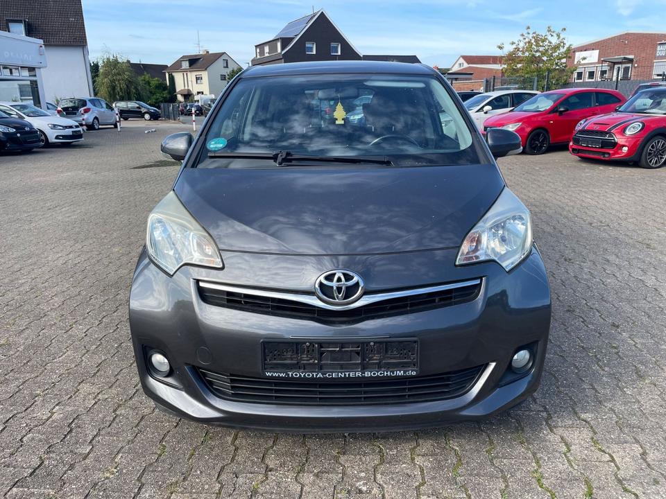 Toyota Verso 2011 — вигляд ззаду