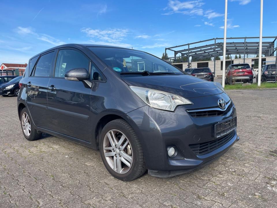 Toyota Verso 2011 — салон