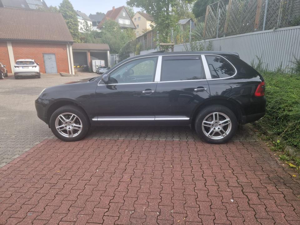 Porsche Cayenne 2005 — rear view