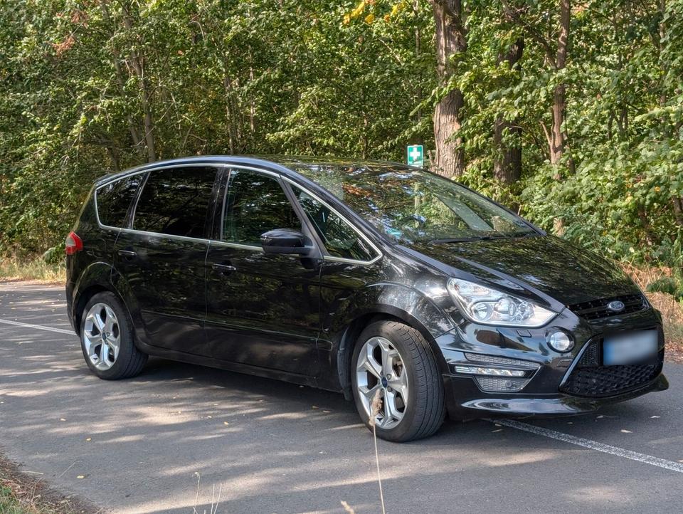 Ford S-Max 2011 — вигляд ззаду