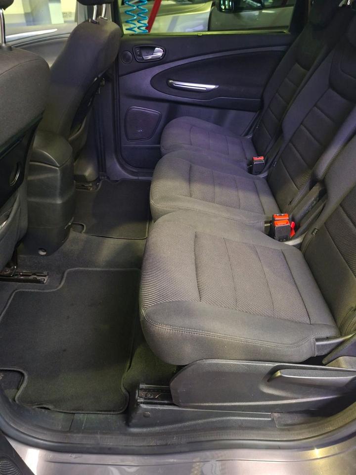Ford S-Max 2011 — photo 12