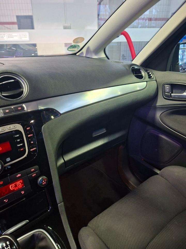Ford S-Max 2011 — photo 9