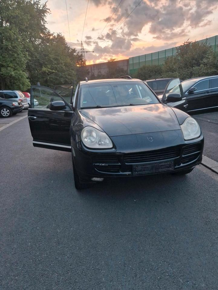 Porsche Cayenne 2004 — rear view