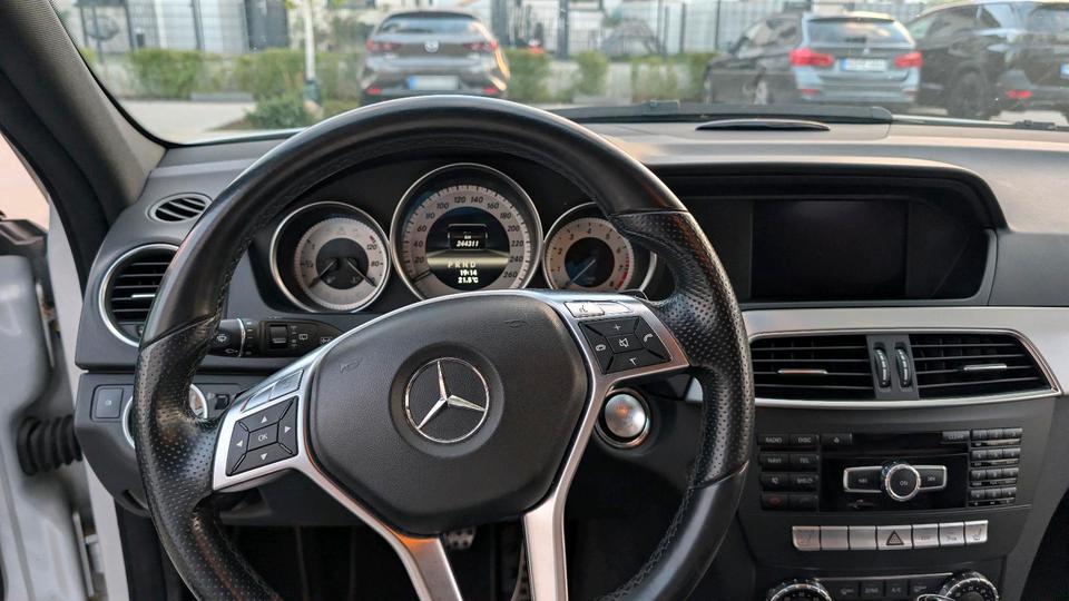 Mercedes Benz C 200 2012 — photo 13